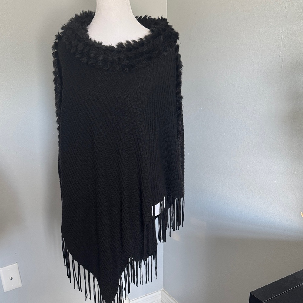 Chico's Black faux Fur-Trimmed Poncho one size whimsygoth warm cozy fringe